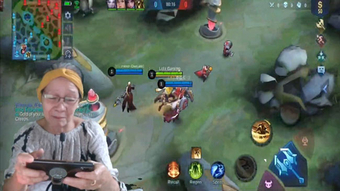 "Cụ bà 74 tuổi khiến cộng đồng ngưỡng mộ khi debut làm streamer Mobile Legends"