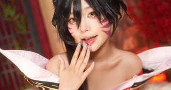 Cựu MC Riot trổ tài cosplay nàng cáo Ahri siêu quyến rũ