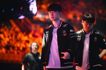 "Faker: Khoảnh Khắc Ngắn Ngủi Đầy Cảm Xúc Trong Lịch Sử LMHT"