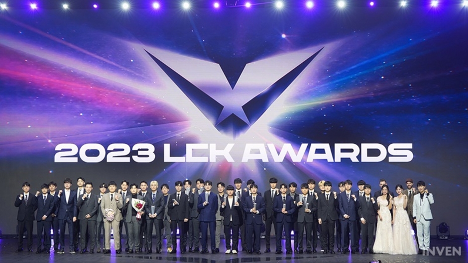 Faker tri ân fan và đồng đội T1 sau chiến thắng tại LCK Awards 2023 - CKTG không phải kỷ niệm đáng nhớ nhất năm.