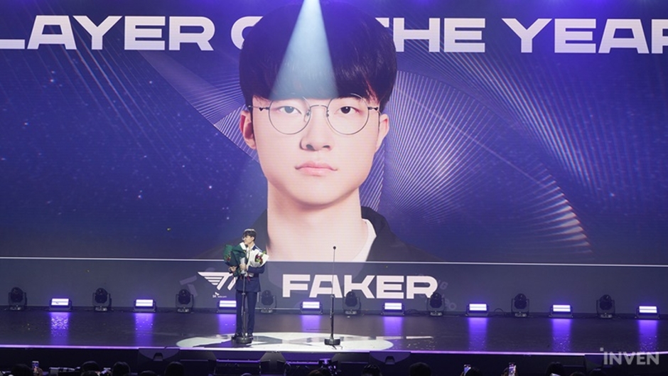 Faker tri ân fan và đồng đội T1 sau chiến thắng tại LCK Awards 2023 - CKTG không phải kỷ niệm đáng nhớ nhất năm.