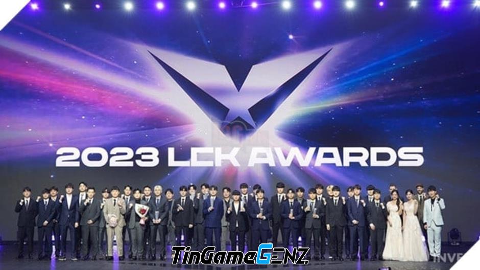 Hình ảnh Chovy cô đơn tại LCK Awards khiến cộng đồng xót xa