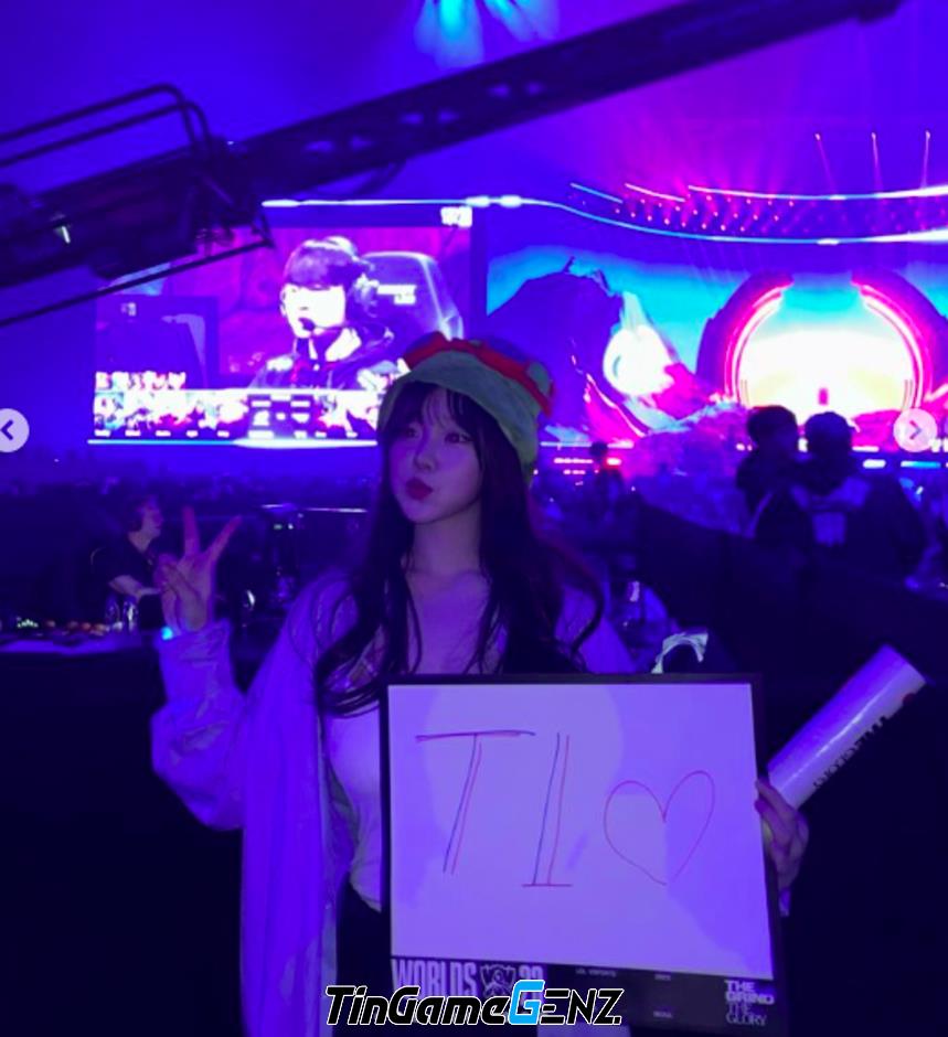 Hot girl fan T1 tức giận vì bị game thủ nghi ngờ.