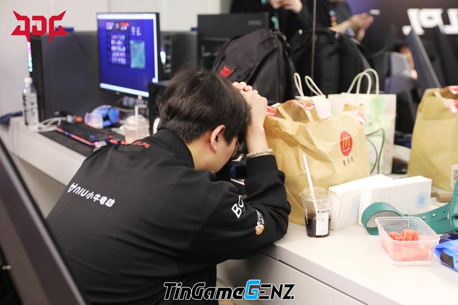 JDG cúi gập người xin lỗi fan vì hoá cựu vương LPL và lỡ hẹn MSI 2024