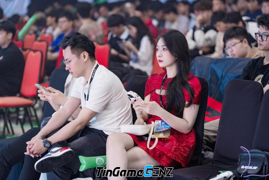 "Khám Phá Danh Tính Fan Girl Đặc Biệt Chụp Ảnh Cùng Thần Đồng Esports Việt Nam"