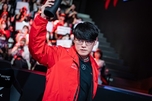 "LMHT: Gumayusi Nhận Được Lời Khen Ngợi Từ Riot Games và Những Quyền Lợi Đặc Biệt"