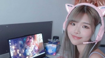 LMHT: Streamer nữ tạo điều bất ngờ khiến fan sửng sốt ngay trên livestream.