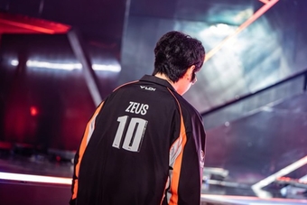 "LMHT: T1 Lên Tiếng Xin Lỗi, Quản Lý Zeus Phản Hồi Đầy Tâm Trạng"