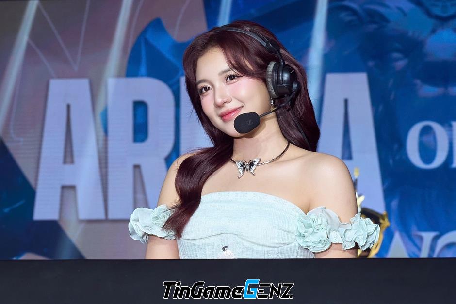 "MC Phương Thảo Tỏa Sáng Bên Dàn Gamer Tại Chung Kết Liên Quân Mobile: Xinh Đẹp Như Búp Bê!"