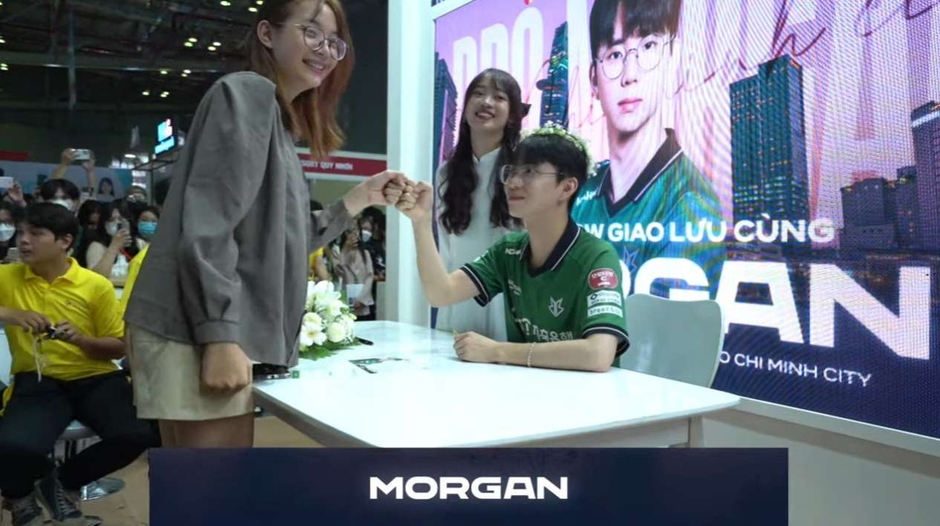 'Ngài Morgan' tổ chức buổi gặp gỡ fan thành công, không thua kém ca sĩ Kpop với sự tham gia tích cực của fan.