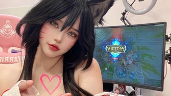 Người mẫu cosplay hóa thành Ahri từ LMHT gây sốt trên mạng xã hội