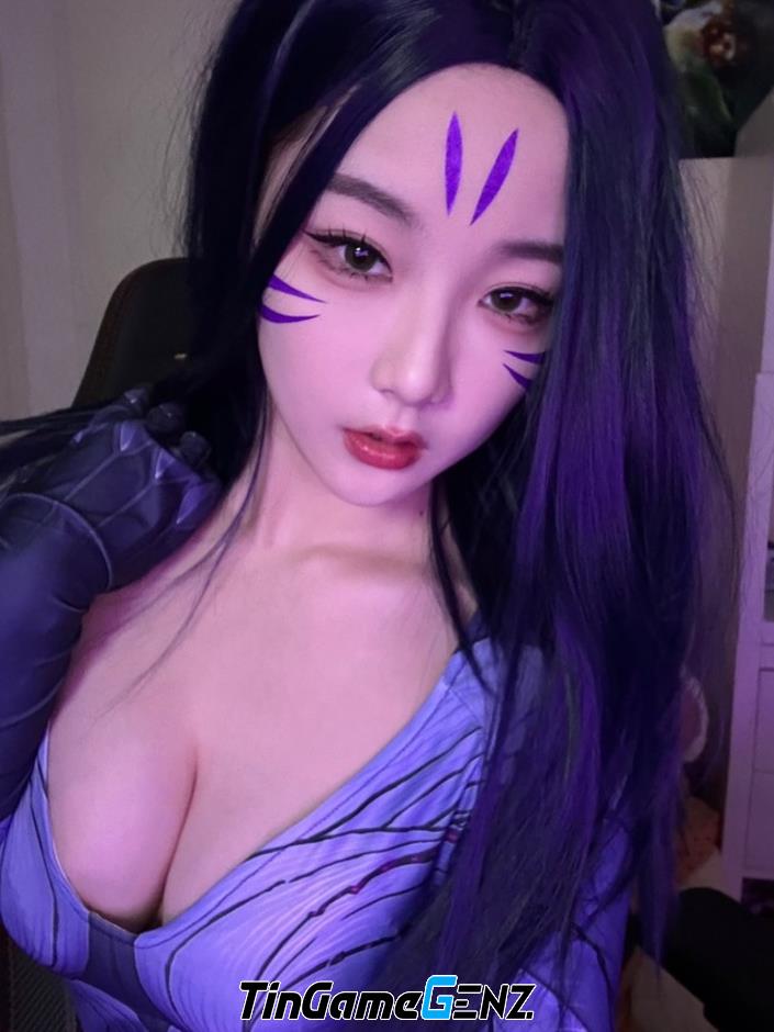 Nữ BLV LPL cosplay Kai'Sa gợi cảm: Dân tình bàn tán xôn xao