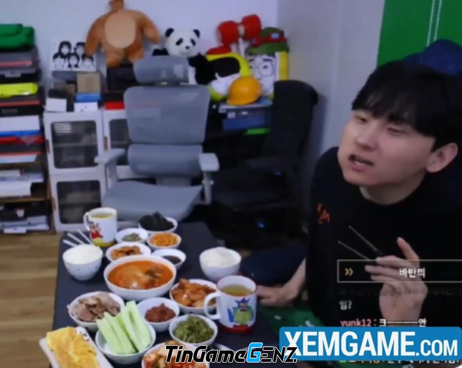 Streamer chia sẻ vụ việc fan Trung Quốc theo sát, làm phiền Keria tận bàn ăn