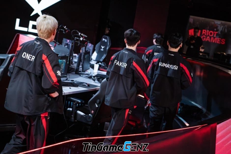 T1 thất bại 0-3 trước HLE tại playoffs LCK Mùa Xuân 2024, kkOma bất bình vì hacker quấy phá