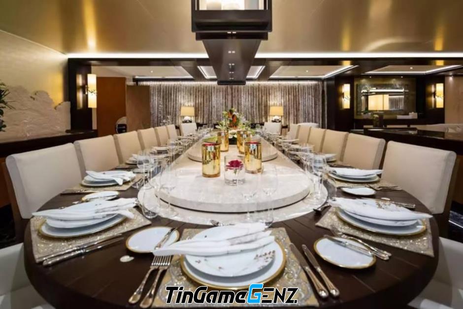 Tỷ Phú Biến Siêu Du Thuyền Thành 