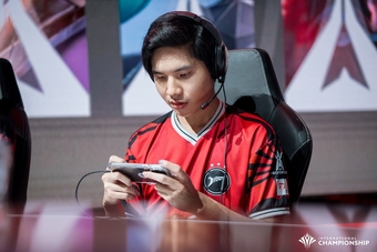 Xạ thủ Erez của Talon Esports chia sẻ niềm vui với chức vô địch FMVP tại AIC 2023.