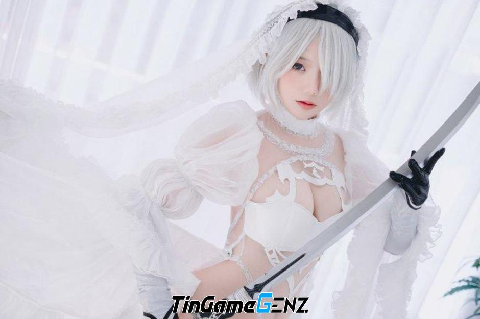 2B Nier: Automata biến hình thành cô dâu sexy trong bộ cosplay mới