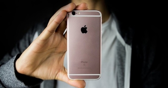 ### 2 Mẫu iPhone Kinh Điển Vẫn Gây Sốt Tại Việt Nam: Bạn Có Biết Chúng Chưa Bao Giờ Lỗi Thời? 

### Khám Phá 2 Mẫu iPhone Huyền Thoại Chưa Bao Giờ Cũ Kỹ: Thế Hệ Mới Biết Gì Về Chúng?