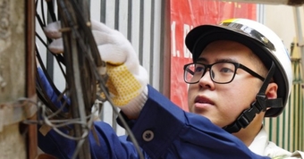 **"Chuẩn Bị Của Nhà Mạng Đối Phó Với Sự Bùng Nổ Kết Nối Internet Dịp 30/4 - 1/5"**