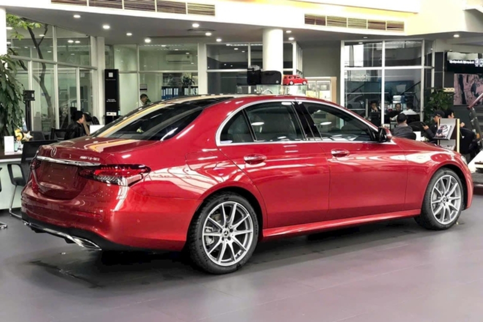**Giá Bán Mercedes-Benz E-Class Giảm Sốc: Chỉ Từ 1,7 Tỷ Đồng Tại Đại Lý - Cạnh Tranh Ngay Giá Lăn Bánh Camry Trước Thềm Ra Mắt Mới!** **Giá Bán Mercedes-Benz E-Class Giảm Sốc: Chỉ Từ 1,7 Tỷ Đồng Tại Đại Lý - Cạnh Tranh Ngay Giá Lăn Bánh Camry Trước Thềm Ra Mắt Mới!**