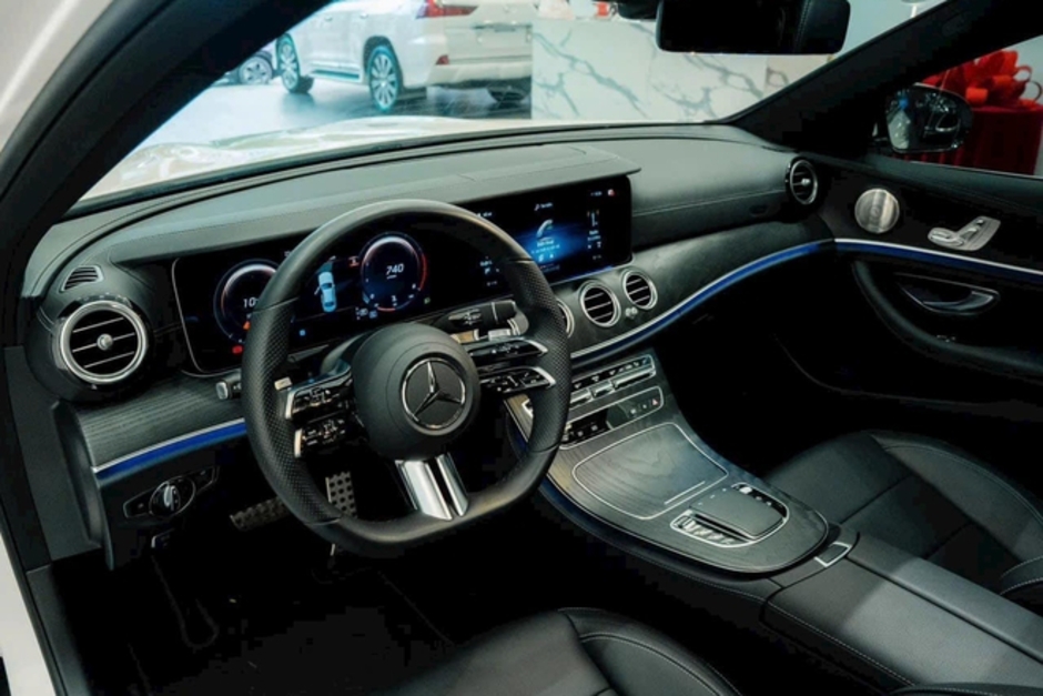 **Giá Bán Mercedes-Benz E-Class Giảm Sốc: Chỉ Từ 1,7 Tỷ Đồng Tại Đại Lý - Cạnh Tranh Ngay Giá Lăn Bánh Camry Trước Thềm Ra Mắt Mới!** **Giá Bán Mercedes-Benz E-Class Giảm Sốc: Chỉ Từ 1,7 Tỷ Đồng Tại Đại Lý - Cạnh Tranh Ngay Giá Lăn Bánh Camry Trước Thềm Ra Mắt Mới!**