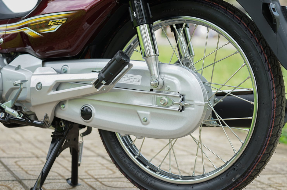 **Khám Phá Honda Dream Mới Tại Việt Nam: Siêu Phẩm Tiết Kiệm Nhiên Liệu 50km/lít với Thiết Kế Vàng Sang Trọng và Công Nghệ Cổ Điển** **Khám Phá Honda Dream Mới Tại Việt Nam: Siêu Phẩm Tiết Kiệm Nhiên Liệu 50km/lít với Thiết Kế Vàng Sang Trọng và Công Nghệ Cổ Điển**