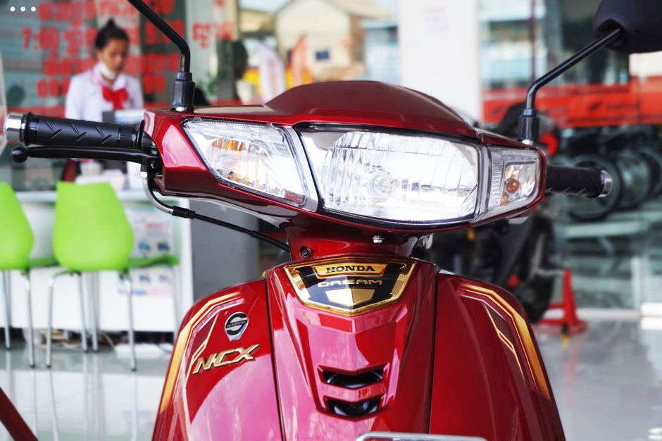 **Khám Phá Honda Dream Mới Tại Việt Nam: Siêu Phẩm Tiết Kiệm Nhiên Liệu 50km/lít với Thiết Kế Vàng Sang Trọng và Công Nghệ Cổ Điển** **Khám Phá Honda Dream Mới Tại Việt Nam: Siêu Phẩm Tiết Kiệm Nhiên Liệu 50km/lít với Thiết Kế Vàng Sang Trọng và Công Nghệ Cổ Điển**