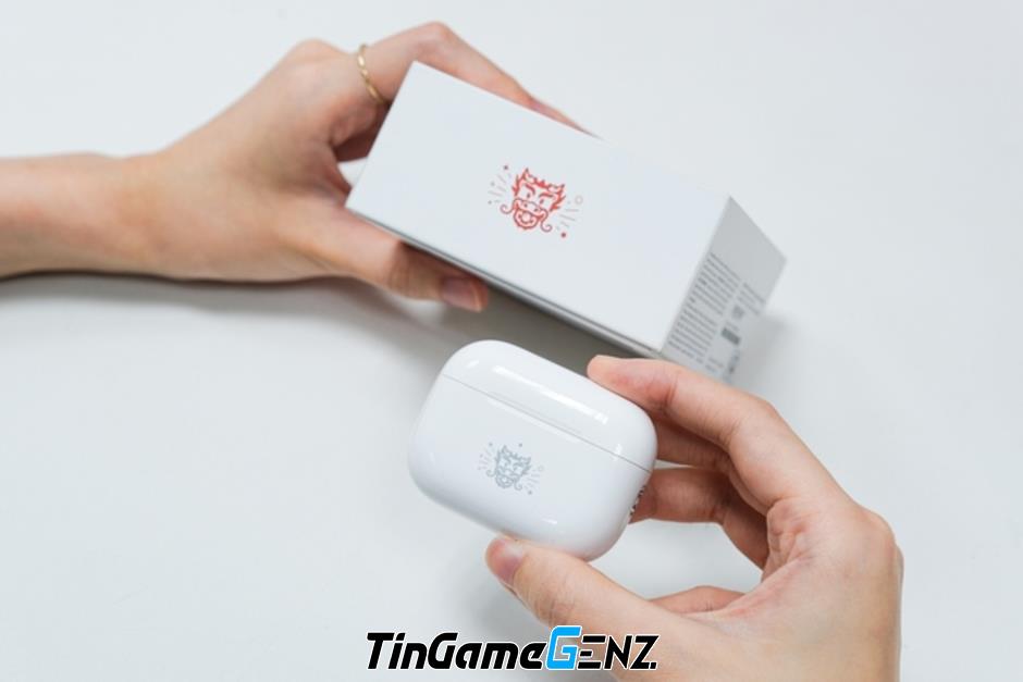 AirPods Pro 2 phiên bản đặc biệt Tết Nguyên đán Việt Nam, hoạ tiết hình rồng siêu đẹp.