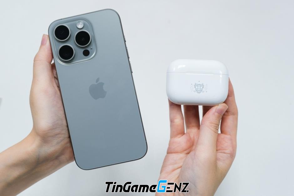 AirPods Pro 2 phiên bản đặc biệt Tết Nguyên đán Việt Nam, hoạ tiết hình rồng siêu đẹp.