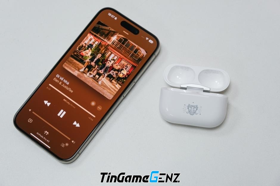 AirPods Pro 2 phiên bản đặc biệt Tết Nguyên đán Việt Nam, hoạ tiết hình rồng siêu đẹp.