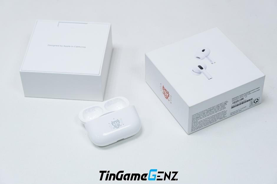 AirPods Pro 2 phiên bản đặc biệt Tết Nguyên đán Việt Nam, hoạ tiết hình rồng siêu đẹp.