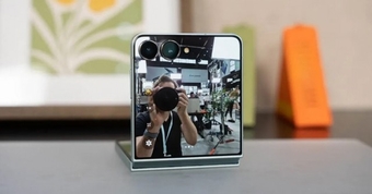 "Apple Gây Bão Cộng Đồng với Chiến Dịch Quảng Cáo Galaxy Z Flip7: Sự Trào Phúng Kỳ Diệu!"