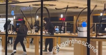 "Apple Gây Bão Khi Hàng Loạt iPhone Trở Thành 