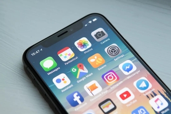 "Apple iPhone: Kế Hoạch Đột Phá Trong 3 Năm Để Đối Phó Áp Lực Cạnh Tranh Toàn Cầu"