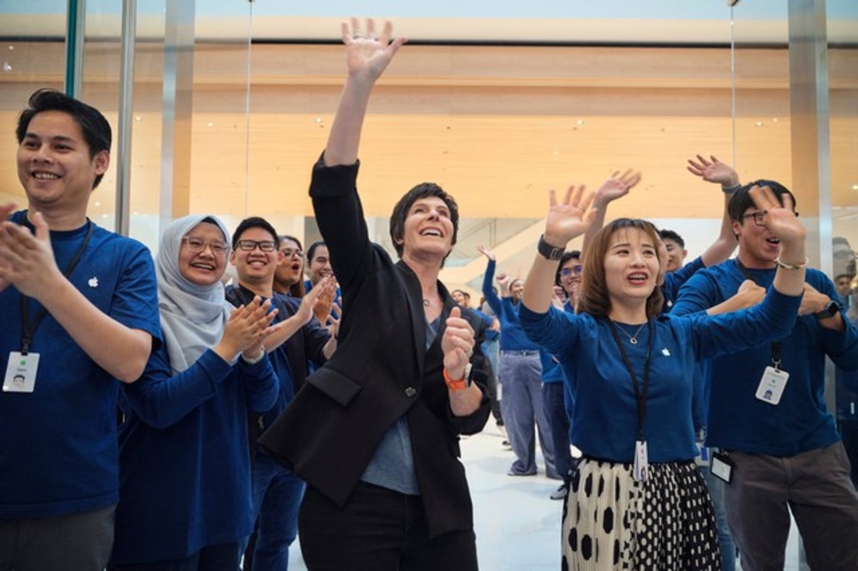 Apple Store mới khai trương tại Malaysia: Cửa hàng lớn, hàng ngàn người đến hàng đêm chờ đợi, khách Việt háo hức.