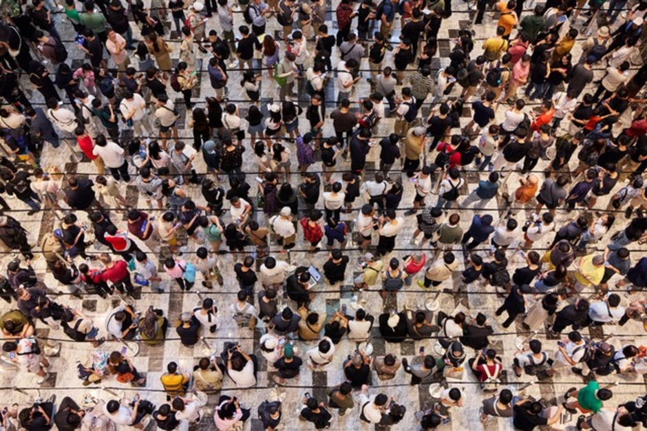 Apple Store mới khai trương tại Malaysia: Cửa hàng lớn, hàng ngàn người đến hàng đêm chờ đợi, khách Việt háo hức.