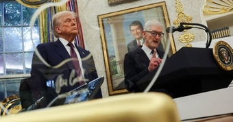 "Apple Tặng Kỷ Niệm Chương Vàng 24K: Hành Động Cầu Hòa Với Tổng Thống Trump"