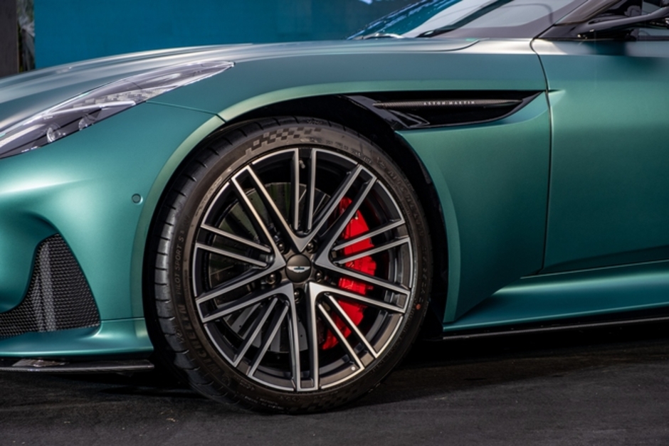 Aston Martin DB12 chính thức ra mắt tại Việt Nam với giá 19,5 tỷ, khách hàng có thể yêu cầu mui trần hoặc tùy chọn riêng nhưng cần phải chờ đợi