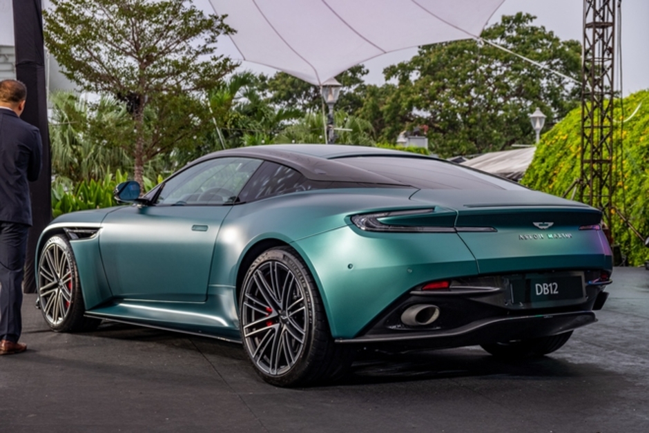 Aston Martin DB12 chính thức ra mắt tại Việt Nam với giá 19,5 tỷ, khách hàng có thể yêu cầu mui trần hoặc tùy chọn riêng nhưng cần phải chờ đợi