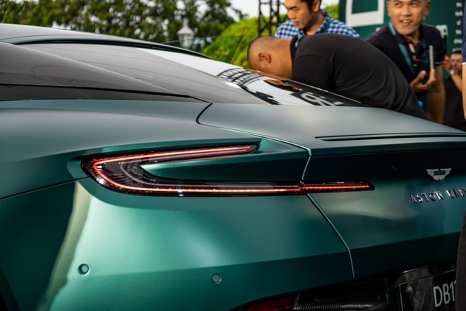 Aston Martin DB12 chính thức ra mắt tại Việt Nam với giá 19,5 tỷ, khách hàng có thể yêu cầu mui trần hoặc tùy chọn riêng nhưng cần phải chờ đợi