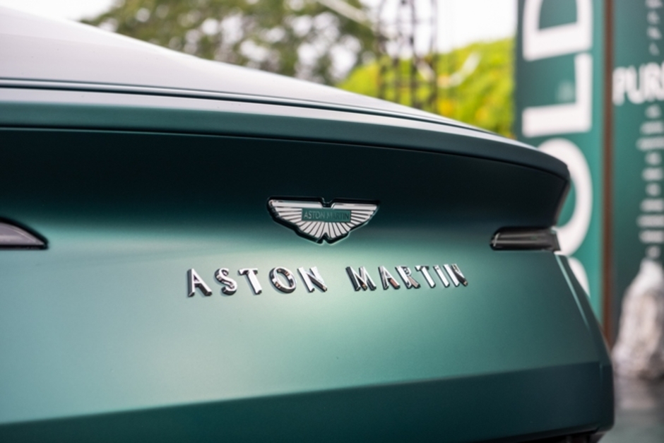 Aston Martin DB12 chính thức ra mắt tại Việt Nam với giá 19,5 tỷ, khách hàng có thể yêu cầu mui trần hoặc tùy chọn riêng nhưng cần phải chờ đợi