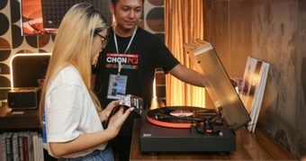 "AVShow 2023: Giới thiệu mâm than JBL Spinner BT và loa JBL Authentics"