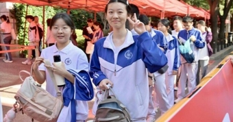 "Các Chương Trình AI Tại Trung Quốc Bị Khóa Tính Năng Trong Kỳ Thi Đại Học: Nguyên Nhân và Hệ Lụy"