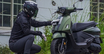 Cận Cảnh Mẫu Xe Tay Ga 158cc Của SYM: Kết Hợp Giữa Phong Cách Vespa Và Tính Thực Dụng Của Honda