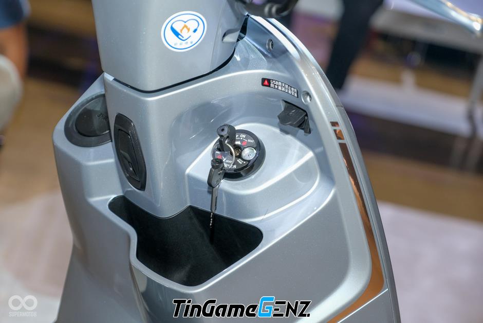 Cận Cảnh Mẫu Xe Tay Ga 158cc Của SYM: Kết Hợp Giữa Phong Cách Vespa Và Tính Thực Dụng Của Honda Cận Cảnh Mẫu Xe Tay Ga 158cc Của SYM: Kết Hợp Giữa Phong Cách Vespa Và Tính Thực Dụng Của Honda