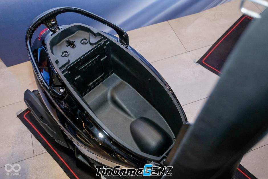 Cận Cảnh Mẫu Xe Tay Ga 158cc Của SYM: Kết Hợp Giữa Phong Cách Vespa Và Tính Thực Dụng Của Honda Cận Cảnh Mẫu Xe Tay Ga 158cc Của SYM: Kết Hợp Giữa Phong Cách Vespa Và Tính Thực Dụng Của Honda