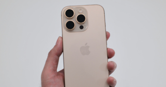 "Cận Cảnh Thiết Kế Đột Phá: iPhone Toàn Kính và Trong Suốt Kỷ Niệm 20 Năm Ra Mắt"