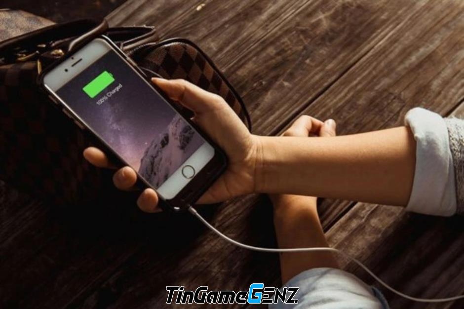 "Cảnh Báo Nguy Hiểm: Thói Quen Độc Hại Của Người Dùng Smartphone Bạn Cần Biết!"