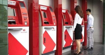 Cảnh Báo: Thủ Đoạn Dán Băng Dính Che Camera Tại ATM - Nguy Cơ Lừa Đảo Rút Tiền Từ Thẻ Ngân Hàng Giả