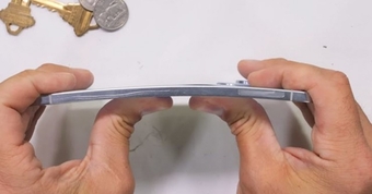 "Chấn động: Galaxy S25 Edge Xuất Sắc Vượt Qua Thử Nghiệm Bẻ Cong Khó Nhằn"